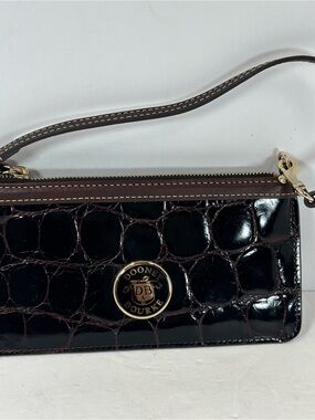 Vtg Dooney & Bourke Large Slim Brown Croco Embossed Wristlet Gold Logo 8x4” EUC